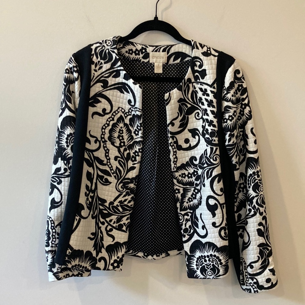 Chico’s white and black floral jacket size 1 medium size 8